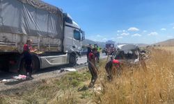 Afyonkarahisar'da tır ile çarpışan kamyonetin sürücüsü öldü