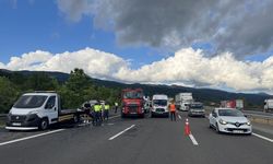 Anadolu Otoyolu'nda emniyet şeridinde meydana gelen kazada 4 kişi yaralandı