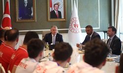 Bakan Bak, TVF Spor Lisesi Erkek Voleybol Takımı'nı kutladı