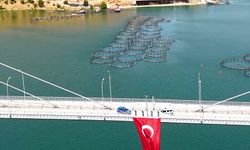 Elazığ'da 15 Temmuz şehidinin adını taşıyan köprüye dev Türk bayrağı asıldı