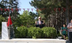 Emekli Korgeneral Zekai Aksakallı, şehit Ömer Halisdemir'in mezarını ziyaret etti: