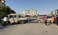 Eskişehir'de kamyonetle hafif ticari aracın çarpıştığı kazada 3 kişi yaralandı