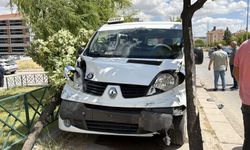 Eskişehir'de minibüsle otomobilin çarpıştığı kazada 8 kişi yaralandı