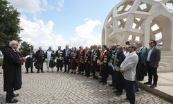 İstanbul Üniversitesi Senatosundan 15 Temmuz Şehitler Anıtı'na ziyaret