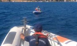 İzmir'de sürüklenen lastik bottaki kişi ve çocuk kurtarıldı