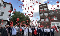 Köln'de 15 Temmuz şehitlerinin isimlerinin yazılı olduğu ay-yıldızlı balonlar gökyüzüne bırakıldı