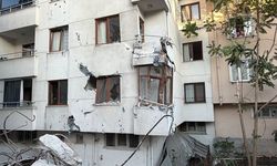 Küçükçekmece'de yıkımı süren bina bitişikteki apartmana yaslandı