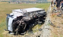 Muş'ta kamyon ile otomobil çarpıştı, 2 kişi öldü, 1 kişi yaralandı