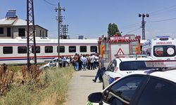 Muş'ta yolcu treninin çarptığı otomobildeki 3 kişi yaralandı