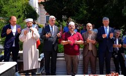 Ticaret Bakanı Bolat, Çengelköy Mezarlığı'nda 15 Temmuz şehitlerinin kabirlerini ziyaret etti: