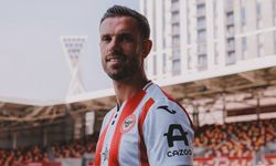 İngiliz futbolcu Jordan Henderson'u renklerine bağladı
