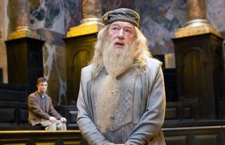 Harry Potter serisinin Dumbledore'u Michael Gambon öldü
