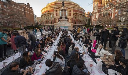 Royal Albert Hall önünde toplu iftar düzenlendi
