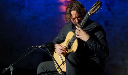 Gitarist Marcin Dylla, Çeşme Kalesi'nde konser verdi
