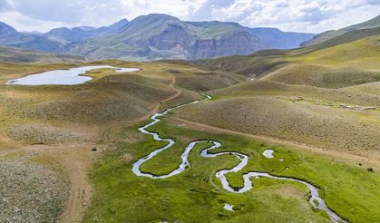 Tunceli'nin 3 bin rakımdaki göl ve menderesleri hayvancılığa hayat veriyor