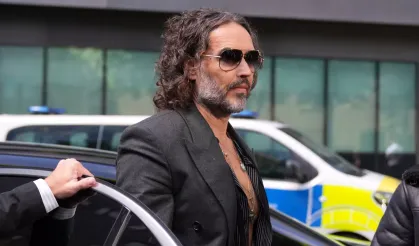 İngiliz aktör Russell Brand, tecavüz ve saldırı suçlamalarıyla hakim karşısına çıktı