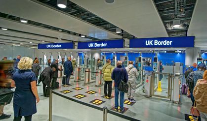 İngiltere’de çifte vatandaşlara yeni pasaport kuralı