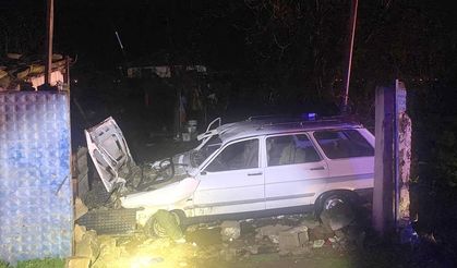 GÜNCELLEME - İzmir'de bahçe duvarına çarpan otomobildeki 1 kişi öldü