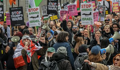 İngiltere'de savaş karşıtları, ABD'nin Londra Büyükelçiliğine yürüdü