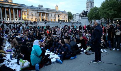Londra'nın ünlü Trafalgar Meydanı'nda 2 bin kişilik iftar programı düzenlendi