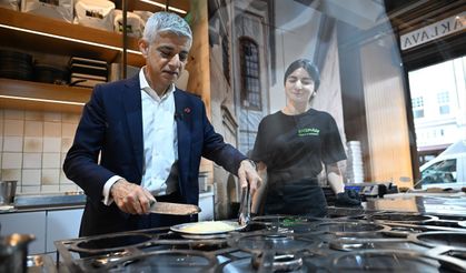 Londra Belediye Başkanı Sadiq Khan künefe yaptı