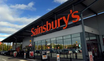 Sainsbury’s Noel öncesi alışveriş döneminin zor geçmesini bekliyor