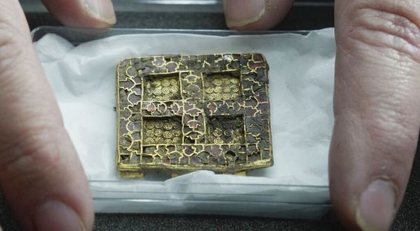İngiliz arkeologlar bin 300 yılık altın kolye buldu