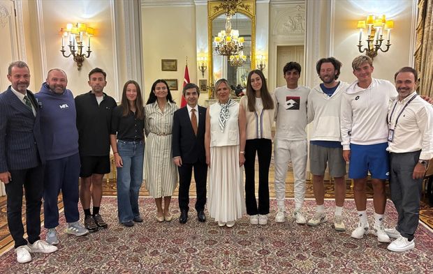 Türkiye'nin Londra Büyükelçisi Ertaş, Wimbledon'da mücadele eden Türk sporcuları konutunda ağırladı