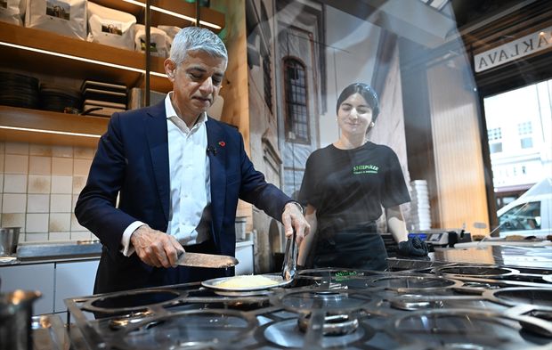Londra Belediye Başkanı Sadiq Khan künefe yaptı