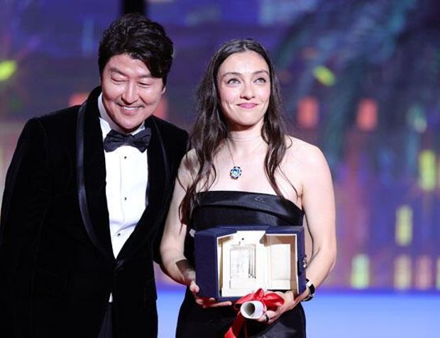 Merve Dizdar, En İyi Kadın Oyuncu ödülünü aldı