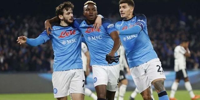 Napoli 8 maçtır yenilmeyen Juventus'u bozguna uğrattı
