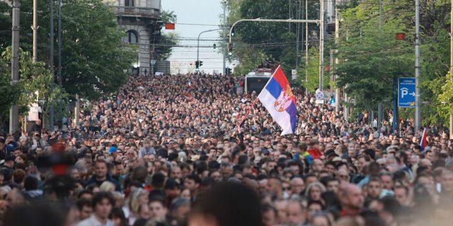 Sırbistan'da 17 kişinin öldüğü iki saldırının ardından protesto yürüyüşü