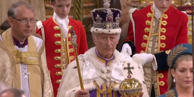 Kral 3. Charles tacını giydi,