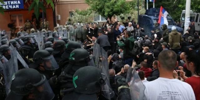 Arnavut belediye başkanı istemeyen Sırp göstericiler NATO askerleriyle çatıştı