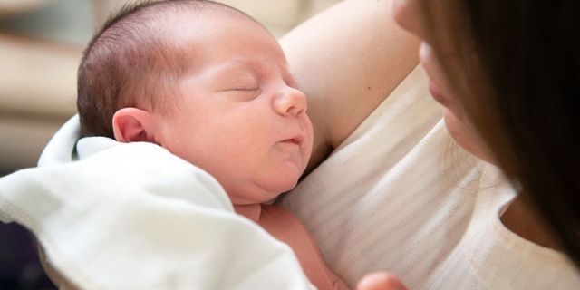İngiltere'de ilk kez 3 kişinin DNA'sını taşıyan bir bebek dünyaya geldi