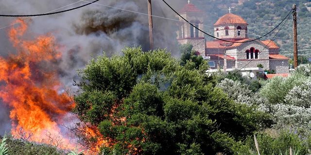 Rodos yangınında 7. gün! 19 bin kişi tahliye edildi, insanlara parasıyla bilet satılması pes dedirtti