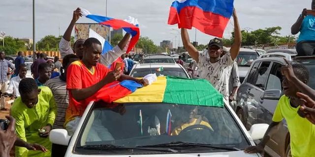 Rusya, Batı Afrika liderlerini askeri müdahalede bulunmama yönünde uyardı