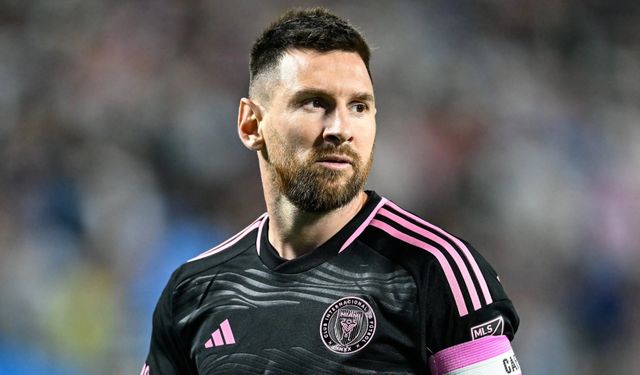 Messi Altın Top ödülünü sekizinci defa kazanarak rekorunu geliştirdi