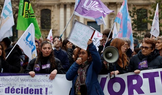 Fransa'da kürtaj hakkını anayasal güvence altına alan tasarı Senato'dan geçti