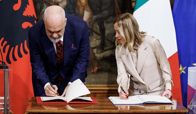 Arnavutluk meclisi, İtalya’da sığınma bekleyen göçmenleri kabul etme anlaşmasını onayladı