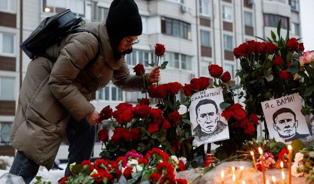 Aleksey Navalni'nin cenaze törenine binlerce kişi katıldı