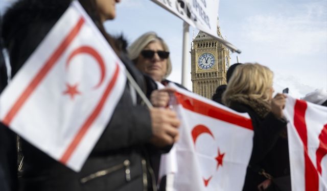 Kıbrıslı Türkler, 60. yılında BMGK'nin Kıbrıs'a barış gücü gönderilmesi kararını Londra'da protesto etti