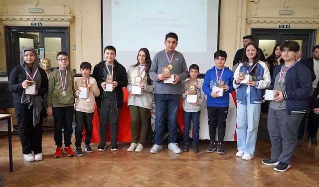İngiltere’de Türk okulları bilgi yarışmasının galibi Swindon Türk okulu