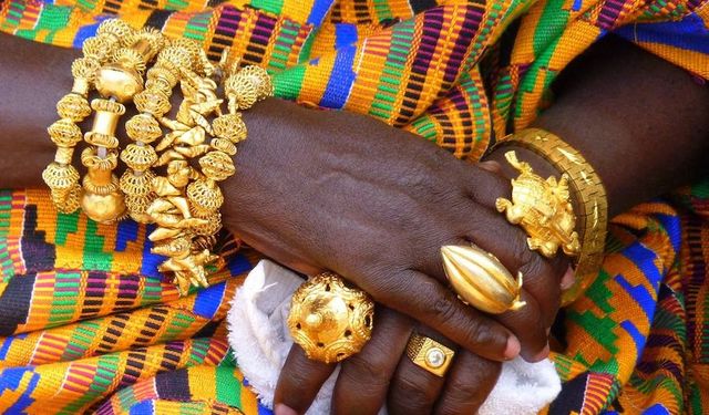 İngiltere, askerlerinin 150 yıl önce yağmaladığı Asante mücevherlerini Gana'ya iade etti