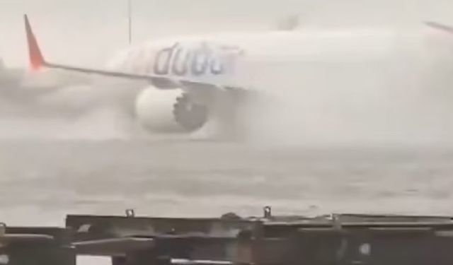 Şiddetli yağış BAE'yi vurdu! Uçaklar göle dönen pistte ilerlemeye çalıştı