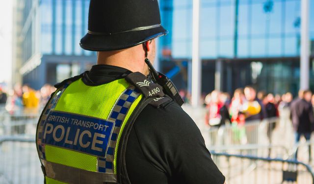 İngiltere'de polis, silah ruhsatı almak isteyenlerin eşleriyle de mülakat yapmaya başladı
