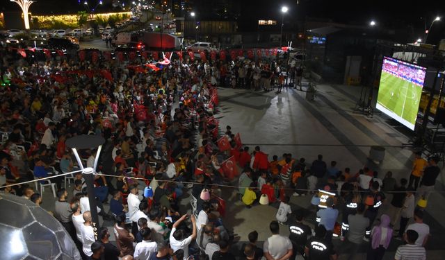 Çekya-Türkiye maçı, Şırnak ve Siirt'te dev ekranlardan izlendi