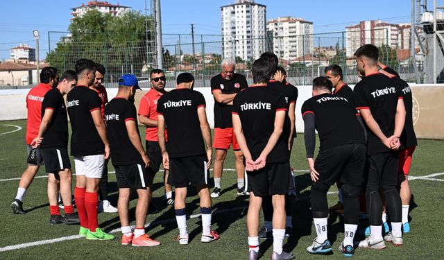 Görme Engelli Milli Futbol Takımı, Paralimpik Oyunları için Kayseri'de güç depoluyor