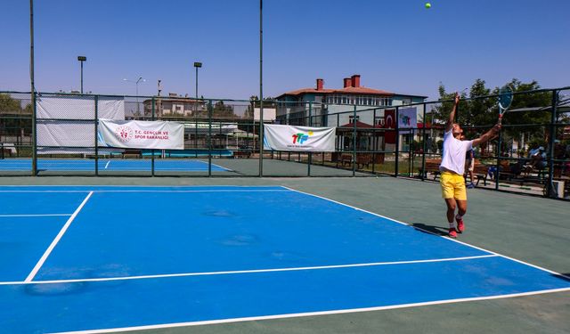 Iğdır'da yapılan Alagöz Holding 4. Kayısı Cup Tenis Turnuvası tamamlandı