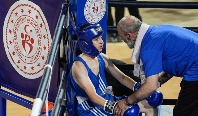 Üst Minik Erkekler ve Kadınlar Türkiye Ferdi Boks Şampiyonası, İzmir'de devam ediyor